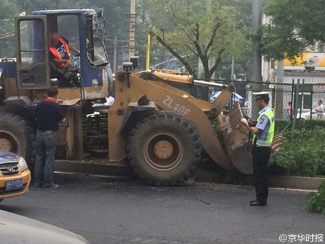 北京一鏟車被有軌電車導電桿戳中 司機死亡