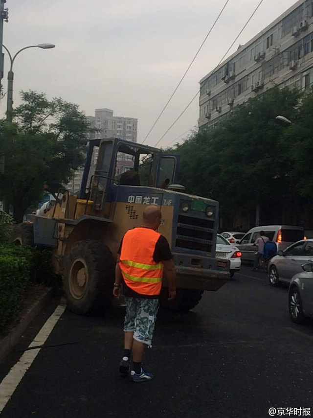 北京一鏟車被有軌電車導電桿戳中 司機死亡