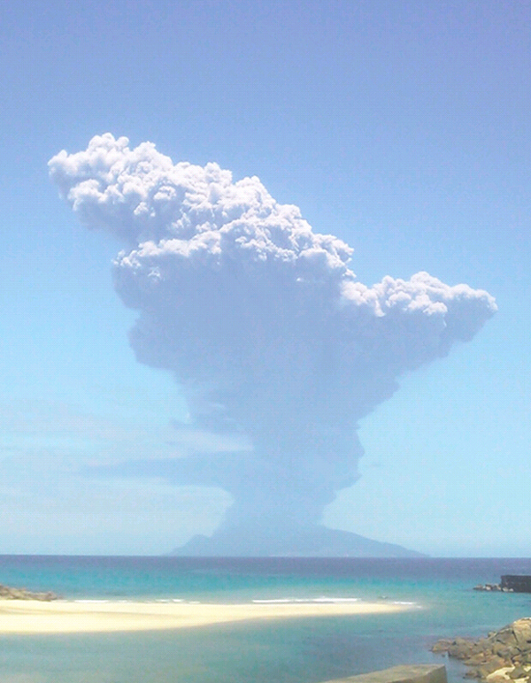 日本鹿兒島縣火山噴發 煙柱高達9000米