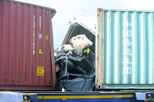 中國海運卡車在英與另一卡車相撞 20名司機圍觀拍照被罰款