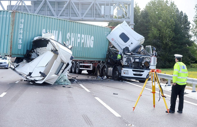 中國海運卡車在英與另一卡車相撞 20名司機圍觀拍照被罰款