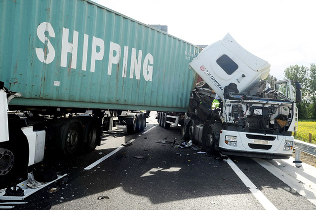 中國海運卡車在英與另一卡車相撞 20名司機圍觀拍照被罰款