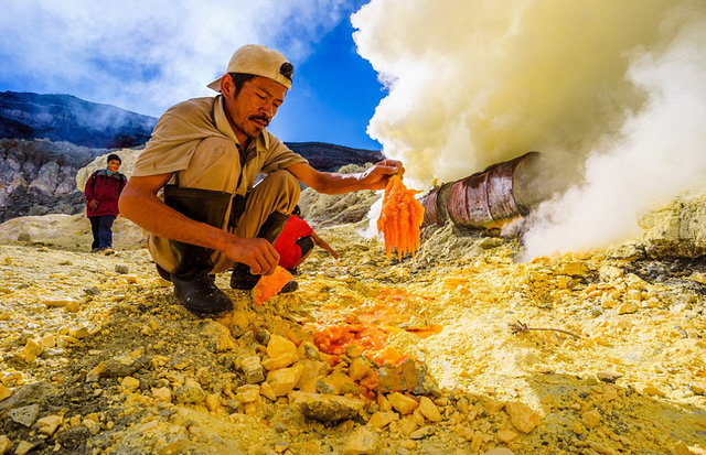 印尼礦工火山口採硫磺 毒氣肆虐隨時有生命危險