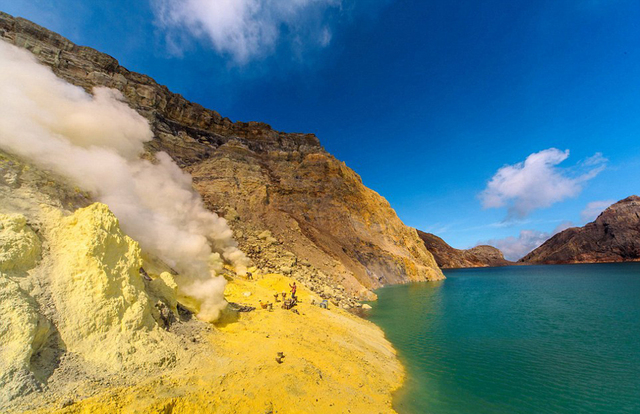 印尼礦工火山口採硫磺 毒氣肆虐隨時有生命危險