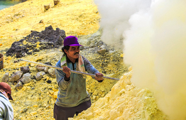 印尼礦工火山口採硫磺 毒氣肆虐隨時有生命危險