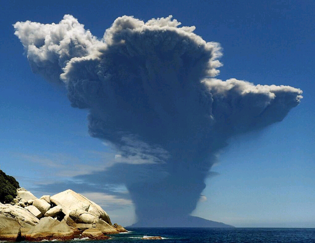 日本火山噴發致1人受傷 全島居民乘船撤離