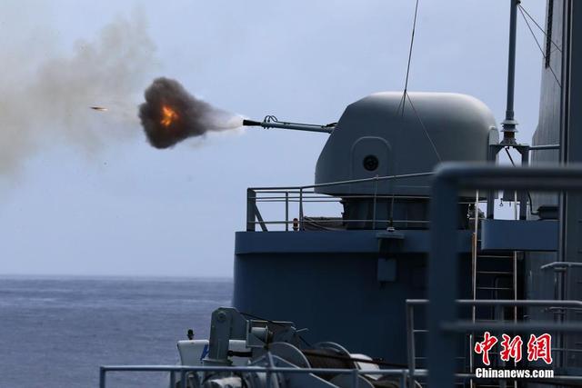 海軍護航編隊千島湖艦組織艦炮實彈射擊訓練