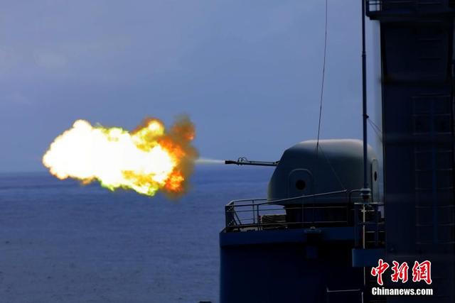 海軍護航編隊千島湖艦組織艦炮實彈射擊訓練