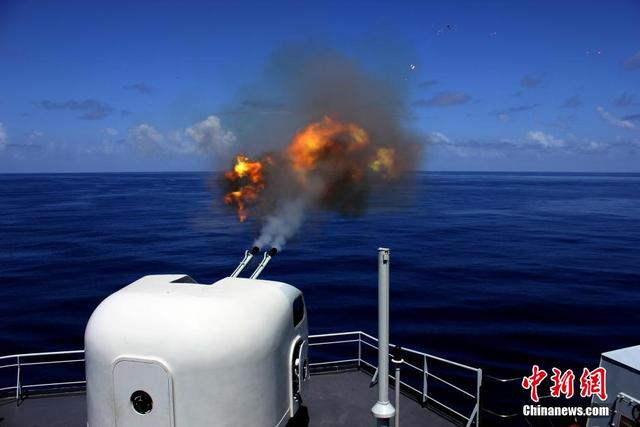 海軍護航編隊千島湖艦組織艦炮實彈射擊訓練