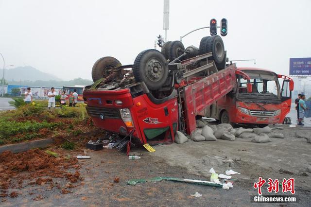 湖北一貨車翻車砸中客車 20噸水泥鋪滿路面