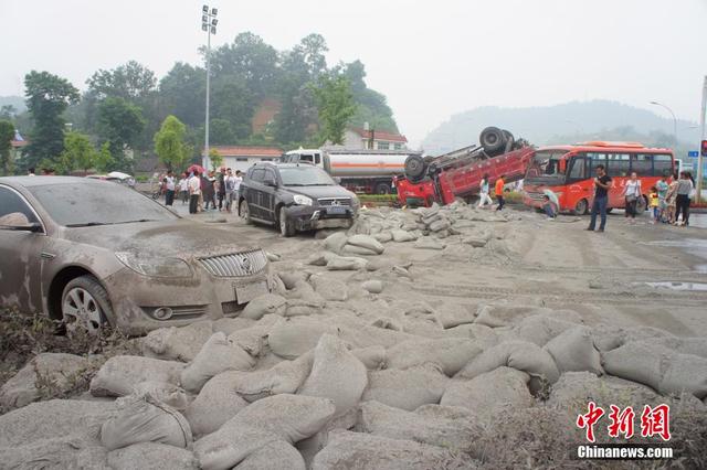 湖北一貨車翻車砸中客車 20噸水泥鋪滿路面