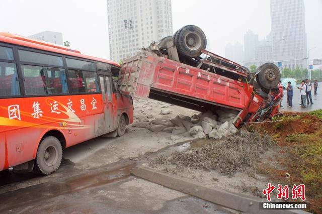 湖北一貨車翻車砸中客車 20噸水泥鋪滿路面