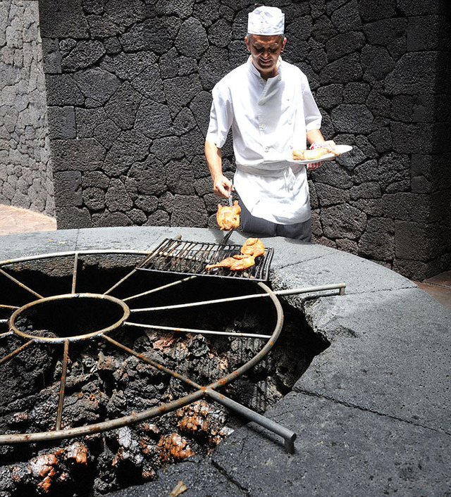 火山口上的美味：西班牙“魔鬼餐廳”用地熱烤肉