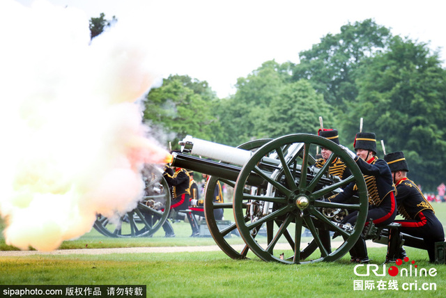 英國皇家炮兵鳴41響禮炮 慶祝女王加冕62週年