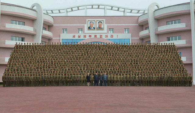 金正恩與朝鮮軍人建設者合影 妹妹金與正現身