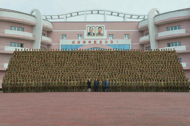 金正恩與朝鮮軍人建設者合影 妹妹金與正現身