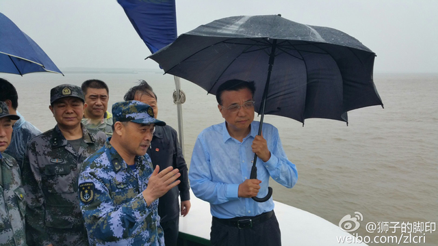 大風大雨中，李克強再赴江心現場指揮救援