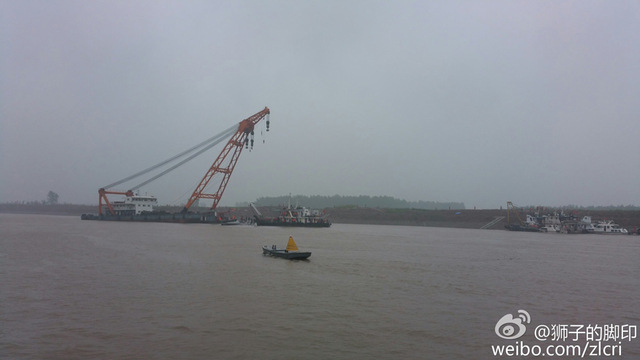 大風大雨中，李克強再赴江心現場指揮救援