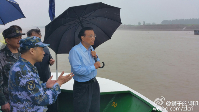 大風大雨中，李克強再赴江心現場指揮救援