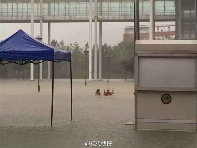 南京大暴雨：水深及腰全城看海