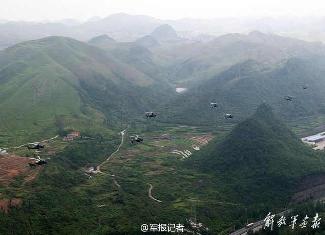 氣勢磅薄：解放軍直升機編隊飛越山川河岳