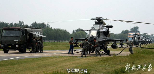 氣勢磅薄：解放軍直升機編隊飛越山川河岳