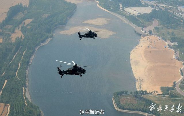 氣勢磅薄：解放軍直升機編隊飛越山川河岳