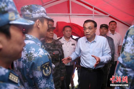 長江沉船40小時：四大困難擋道 救援雨中持續