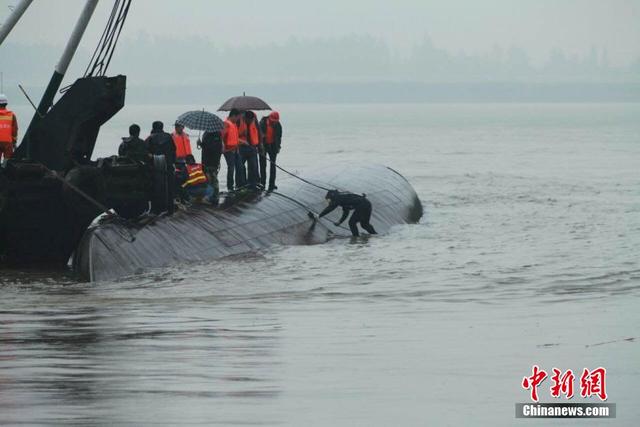 長江客船翻沉 搜救人員清晨投入新一輪救援