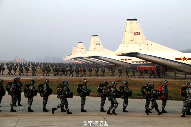 大場面！解放軍數千傘兵直降駐訓點