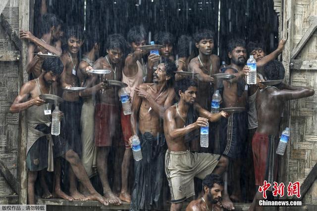 羅興亞難民接雨水飲用 艱難度日