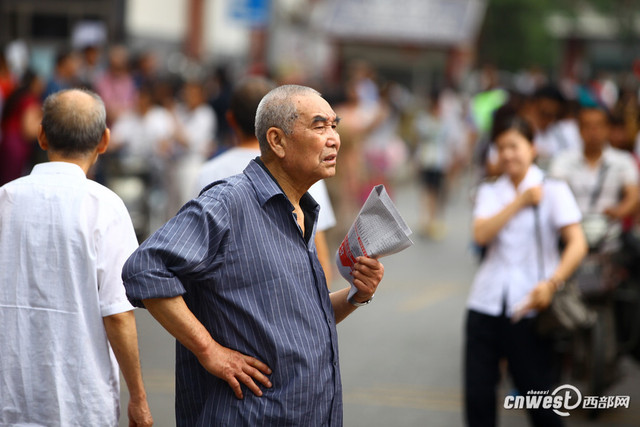 記錄高考考場外家長們的陪考表情