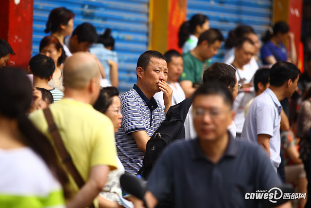 記錄高考考場外家長們的陪考表情