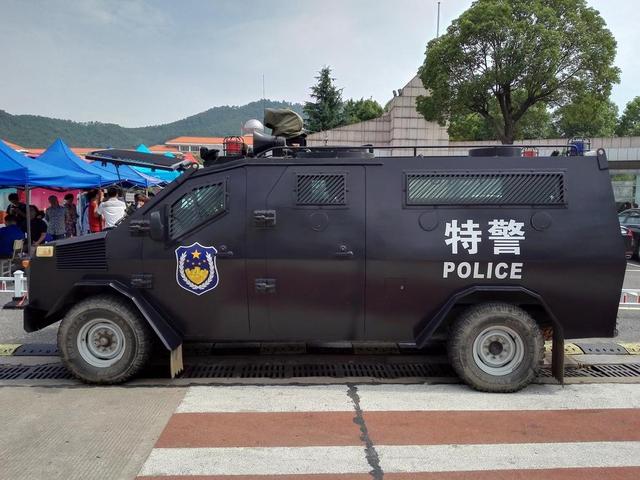 浙江金華特警啟用裝甲車護高考