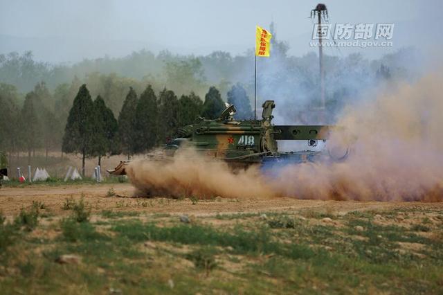 裝甲兵工程學院學員演練現場：實戰化課程磨練鬥志