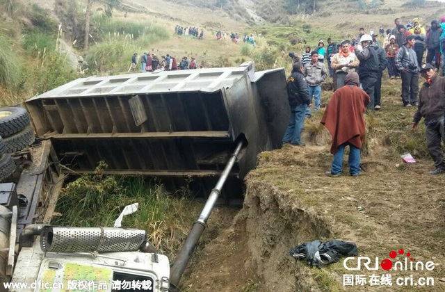 秘魯載40余名師生及家長貨車墜崖 致17人死亡