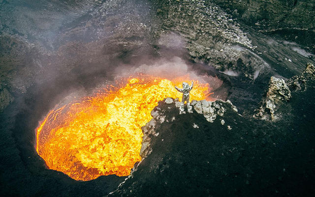 加拿大探險家冒死進活火山 近距離拍岩漿