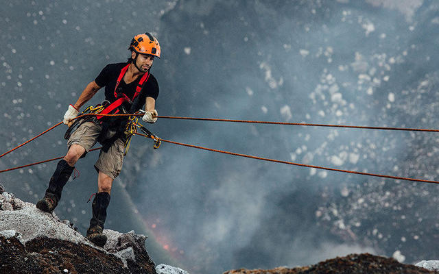 加拿大探險家冒死進活火山 近距離拍岩漿