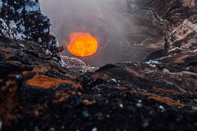 加拿大探險家冒死進活火山 近距離拍岩漿