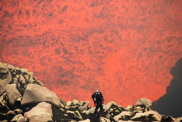 加拿大探險家冒死進活火山 近距離拍岩漿