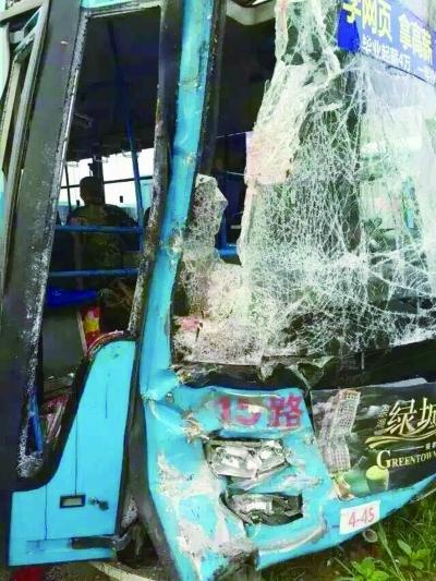 湖南邵陽公交車相撞2乘客死亡 22名乘客受傷