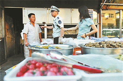 北京露天燒烤攤仍遍地開花 城管執法屢遭阻撓