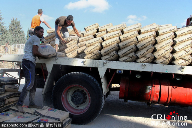 超兩千噸建築材料經拉法口岸運抵加沙 巴民眾開始重建