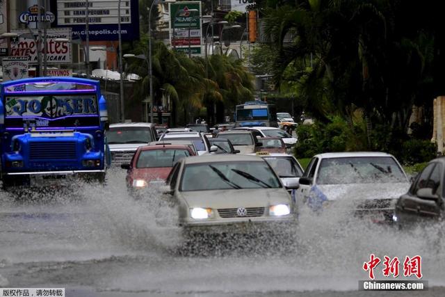 一級颶風“卡洛斯”襲擊墨西哥 汽車水上行駛