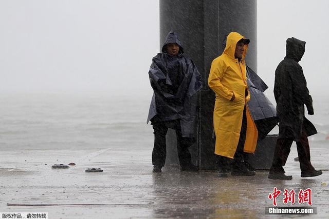 一級颶風“卡洛斯”襲擊墨西哥 汽車水上行駛