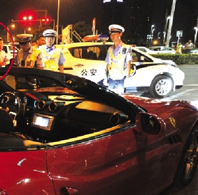 河南警方整治“飆車” 一男子法拉利上發飆