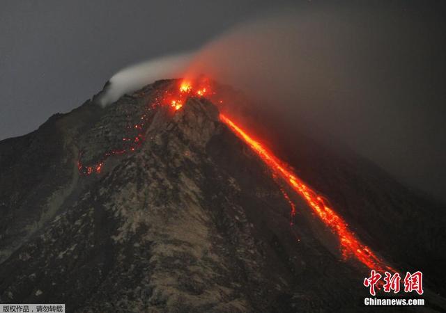 印尼錫納朋火山猛烈噴發 數千民眾無家可歸