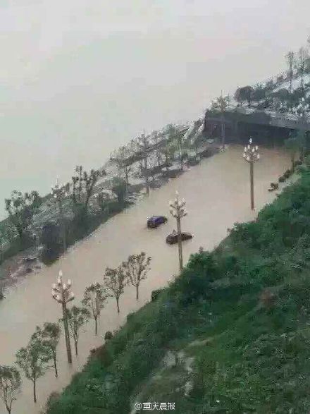 重慶涪陵遭遇暴雨 部分路段發生塌方