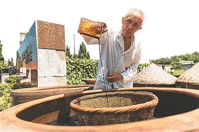 （健康圖文）江蘇如皋採用傳統工藝釀造醬油 營養健康