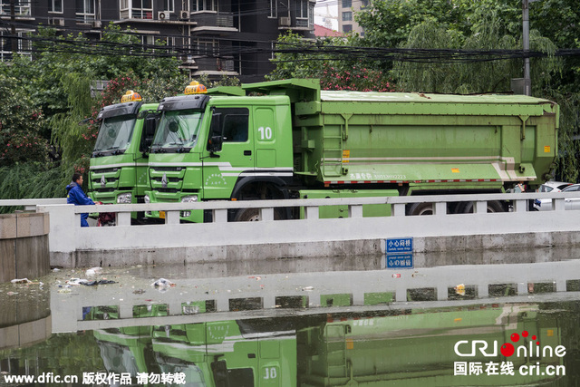 上海暴雨致河水暴漲 政府調數輛卡車壓橋防被沖走